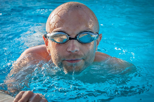 muž s brýlemi do vody